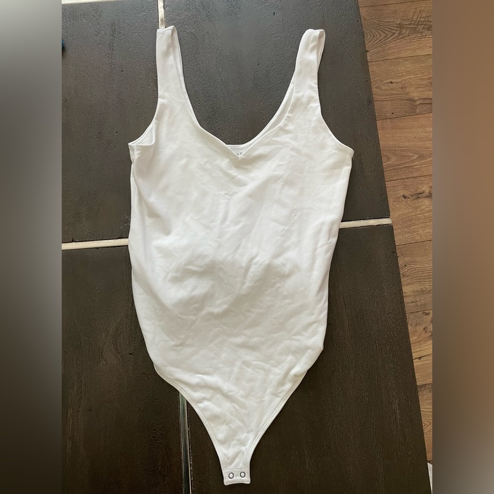 Abercrombie v-neck bodysuit white M